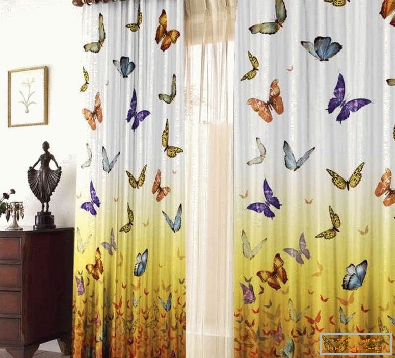 Tende con farfalle nella stanza