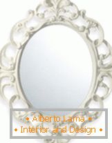 Elegante specchio in una cornice traforata