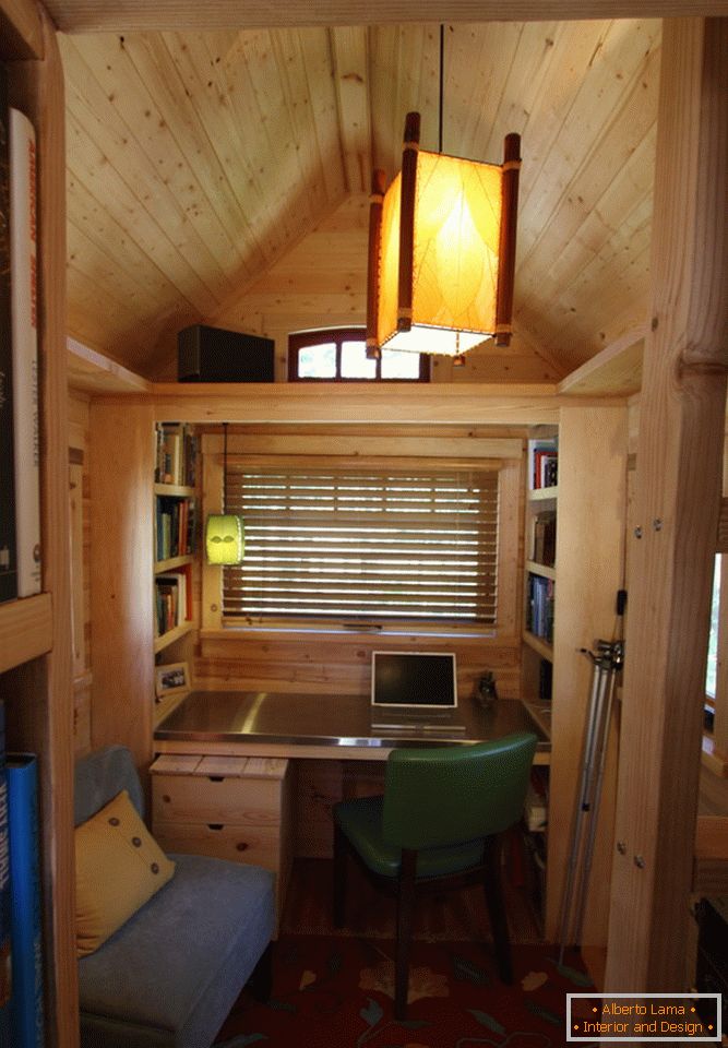 Interno di una piccola casa di legno