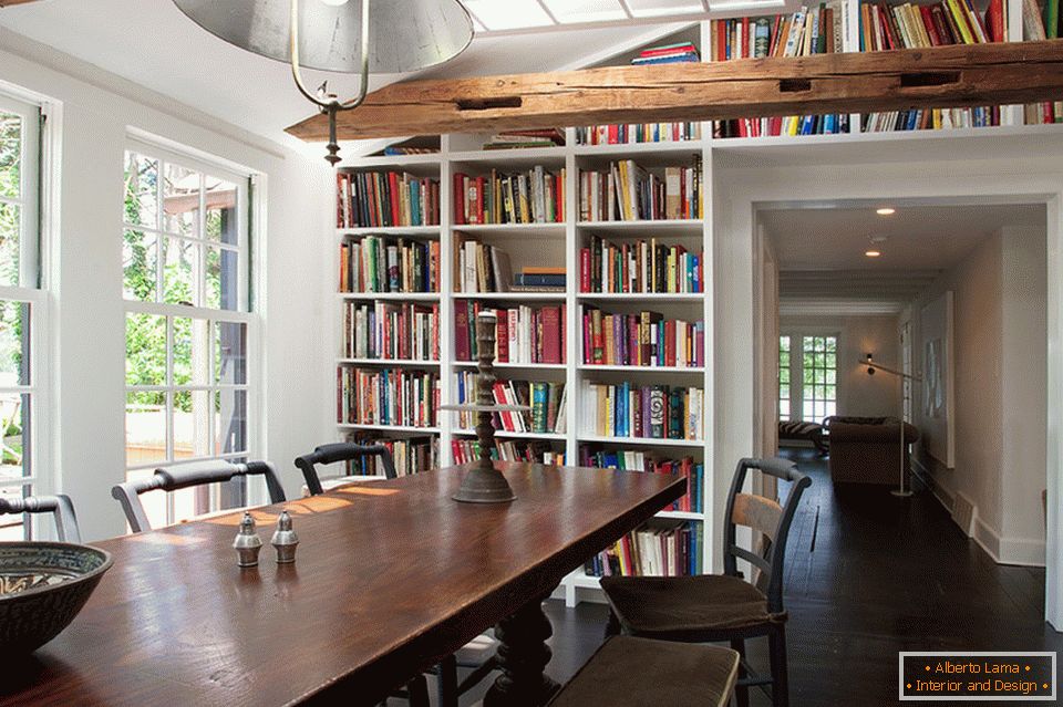 Grande libreria nella sala da pranzo