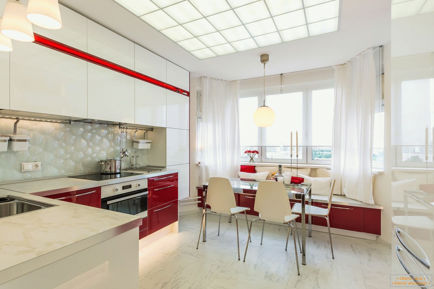 Cucina interna chic nei colori bianco e rosso