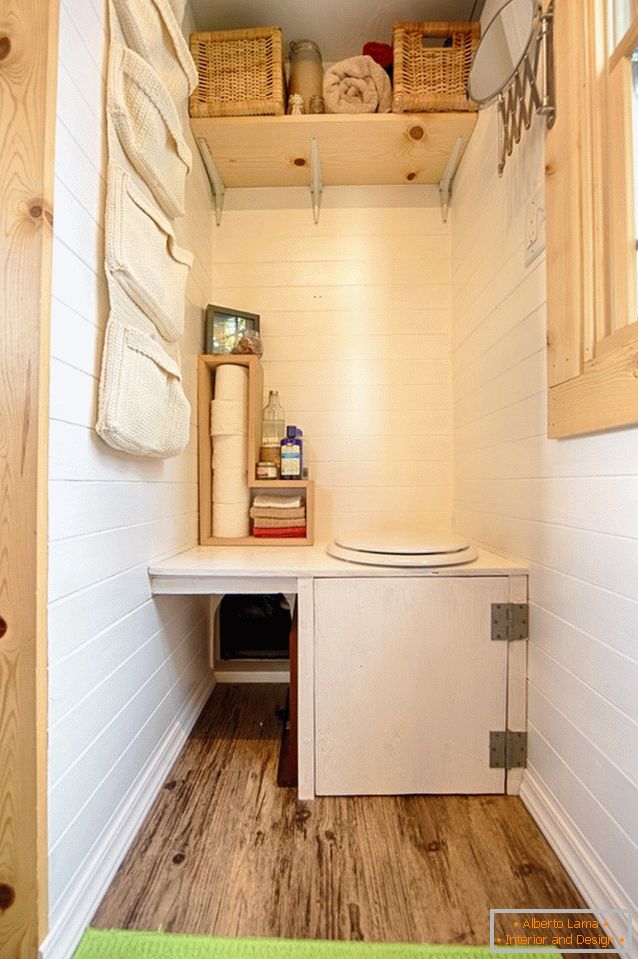 Un bagno di una piccola casetta di legno