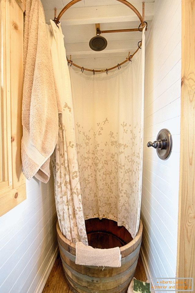 Bagno con doccia di una piccola casetta di legno