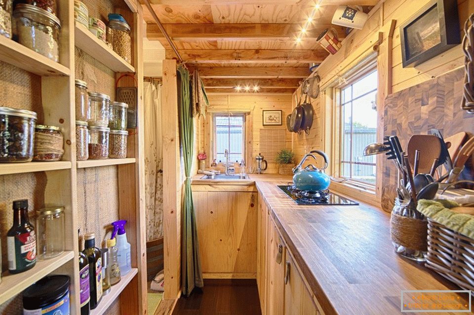 Cucina di una piccola casetta di legno