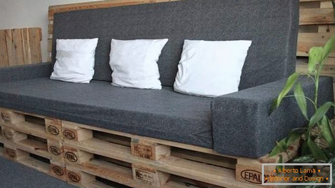 Un semplice divano fatto di pallet di legno