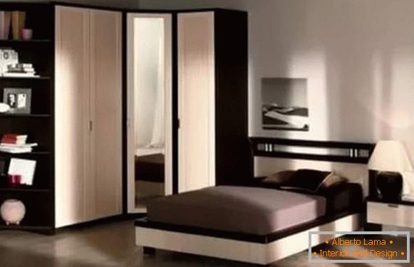 Mobile ad angolo in legno nella camera da letto - foto con uno specchio