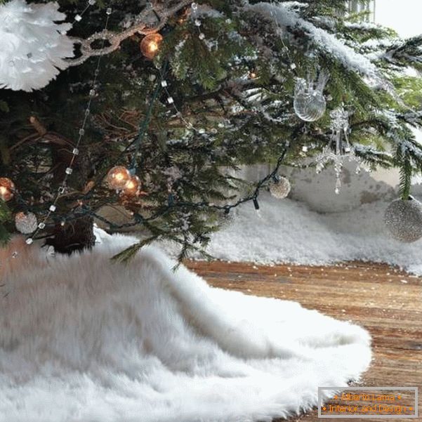 Tappeto di pelliccia sotto l'albero