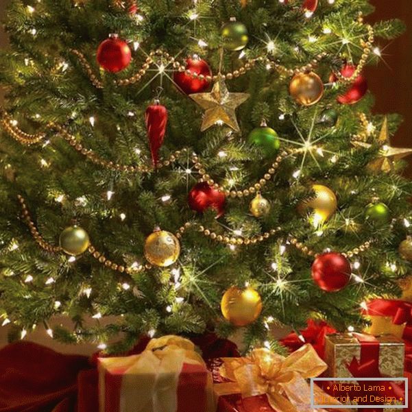 Palle rosse e oro su un albero di Natale verde