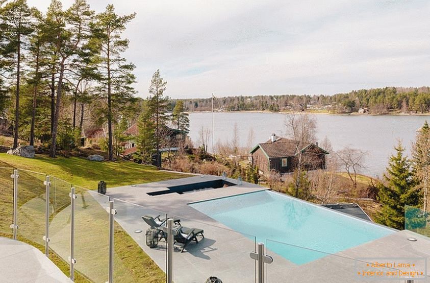 Vista dalla finestra di una villa di lusso in Svezia