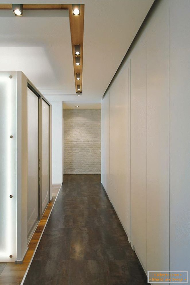 Corridoio, decorato in toni bianchi e grigi con elementi di legno