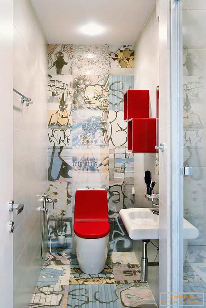 Servizi igienici con un coperchio rosso acceso in un bagno stravagante