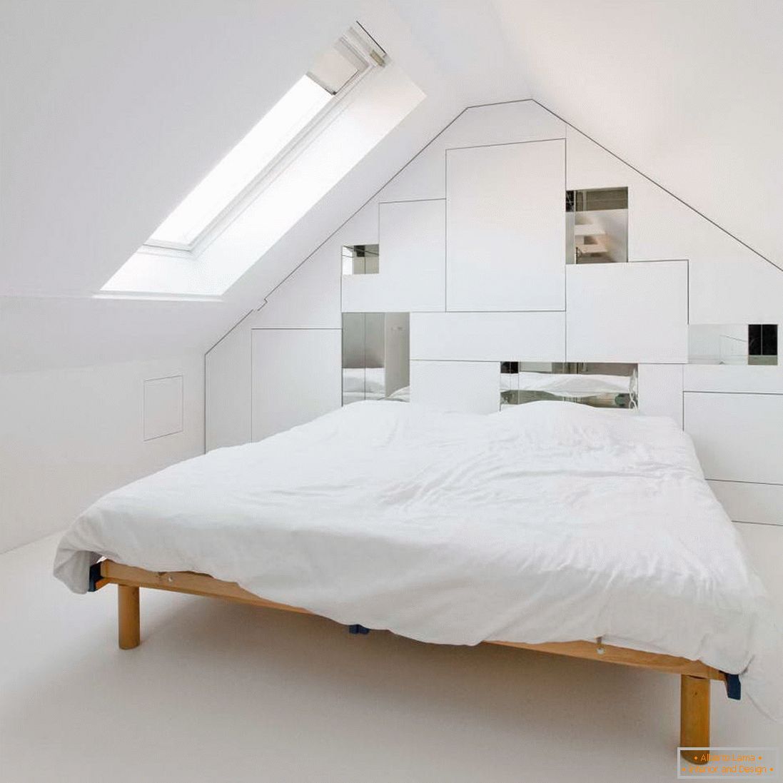 Camera da letto in bianco in soffitta