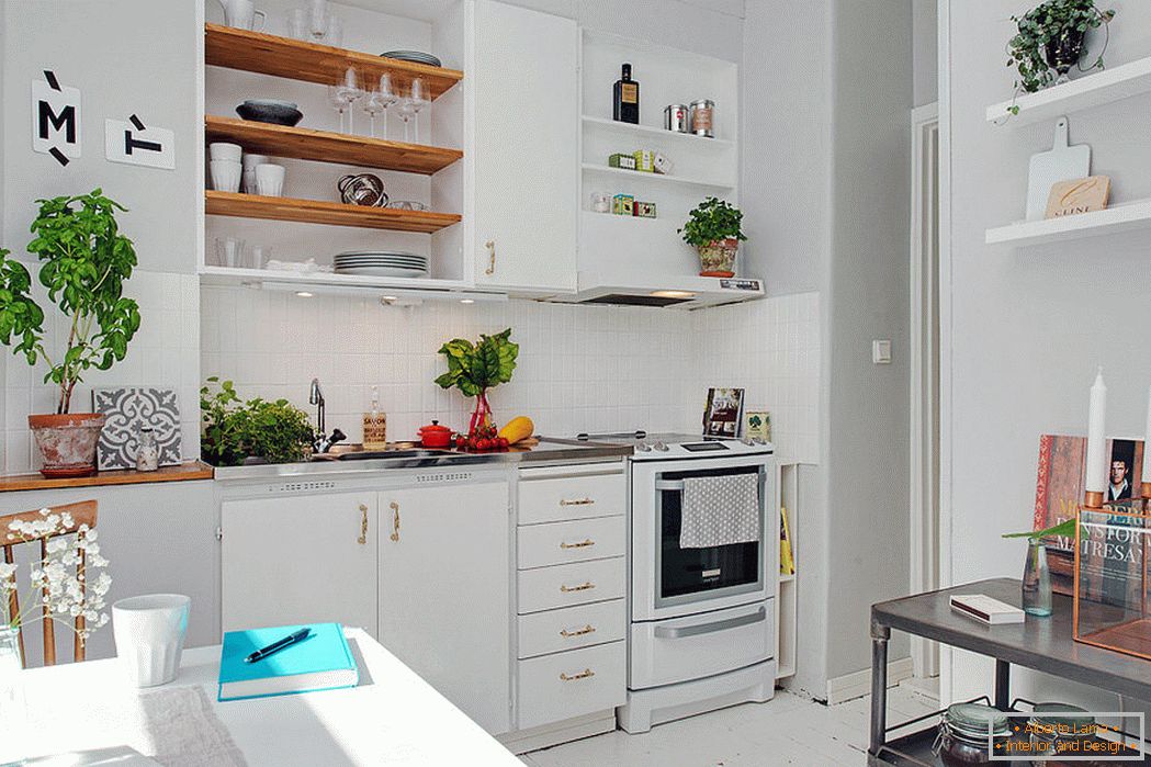 Interno di una piccola cucina in colore bianco