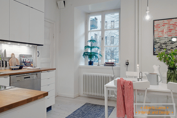 Cucina con zona pranzo di un piccolo appartamento in stile scandinavo
