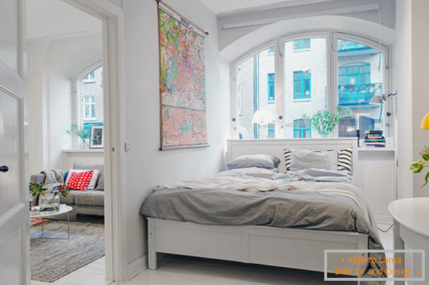Camera da letto di un piccolo appartamento in stile scandinavo