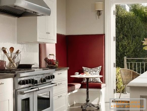 Sala da pranzo in cucina - design nei toni del rosso e del bianco