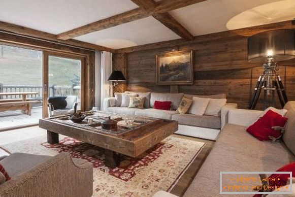 L'ampio soggiorno-con-legno-mura