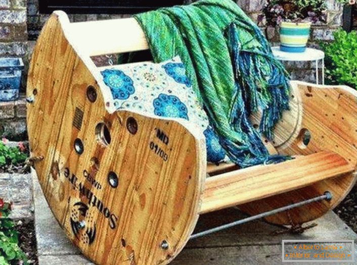 Una sedia a dondolo in legno per un cortile è stata creata da un maestro a casa.