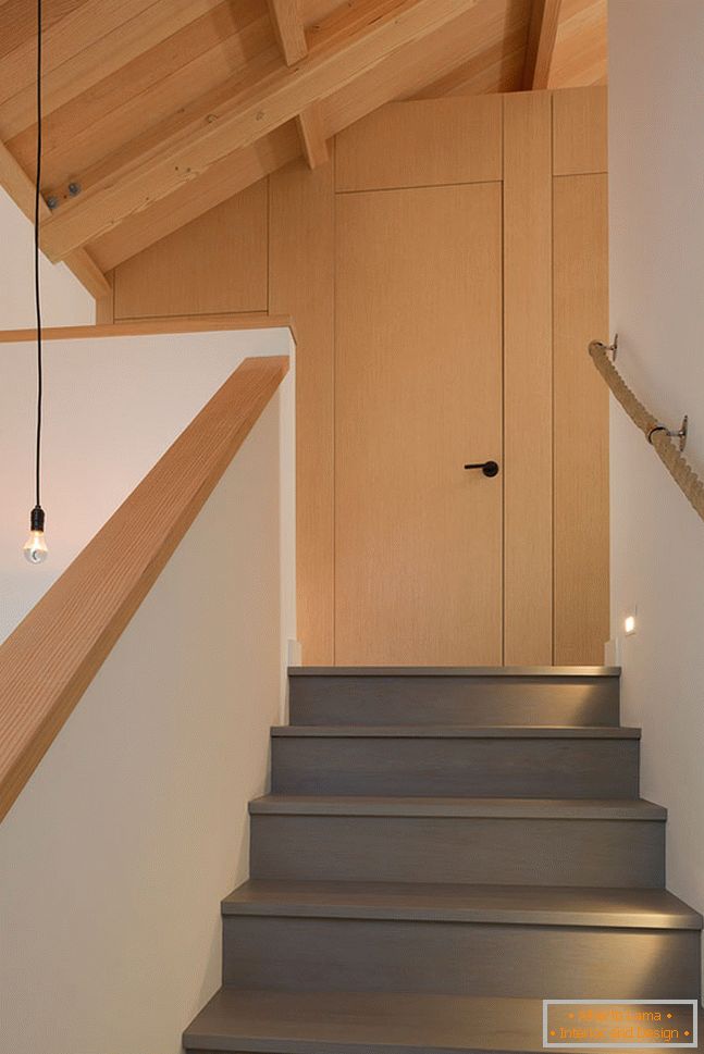 Interno di una piccola casa di legno - лестница