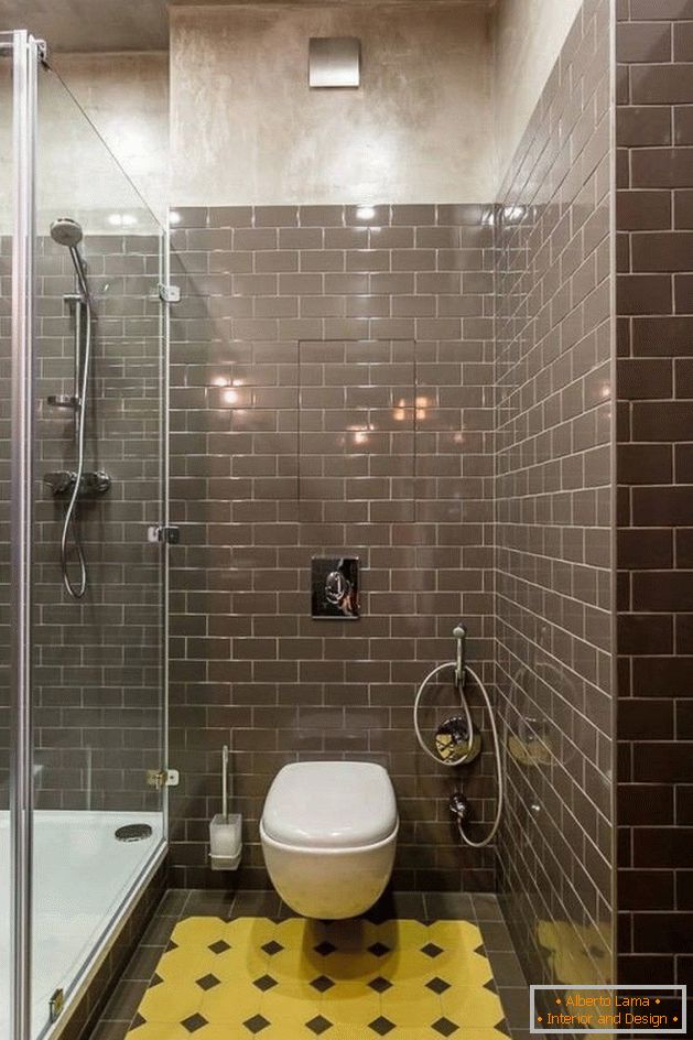 Interno del bagno con cabina doccia