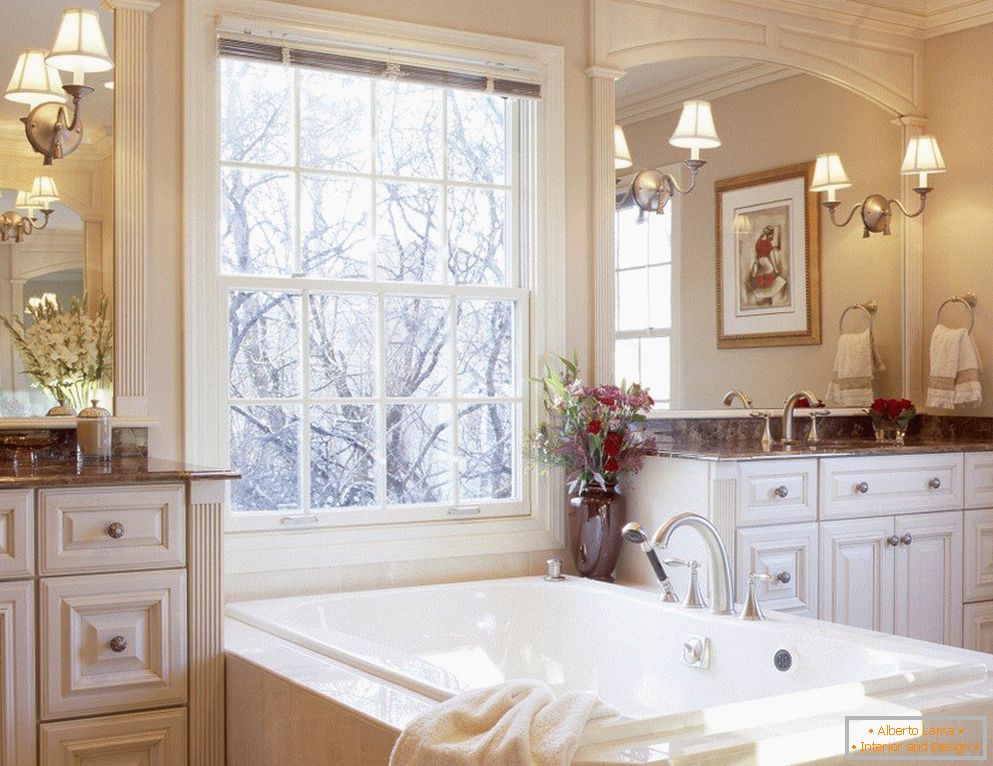 Interni in stile classico con un bagno vicino alla finestra