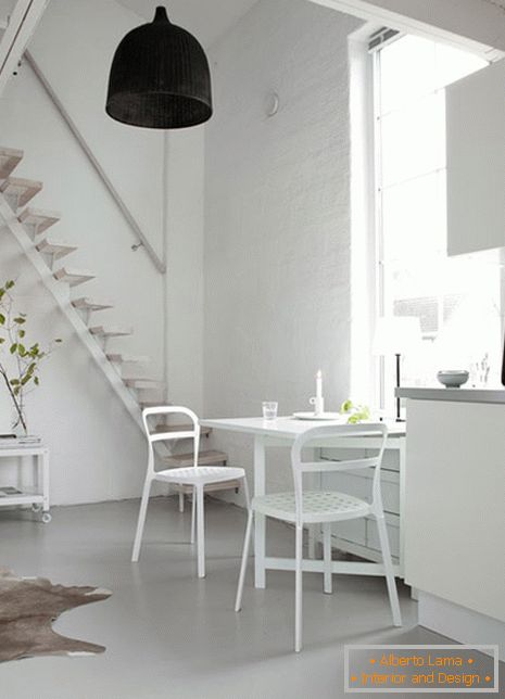 Piccolo appartamento su due livelli in colore bianco