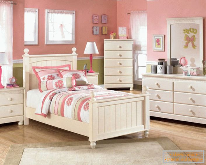 I mobili in legno chiaro rendono visivamente la stanza più leggera, il che è importante se arriva all'interno della stanza dei bambini. 