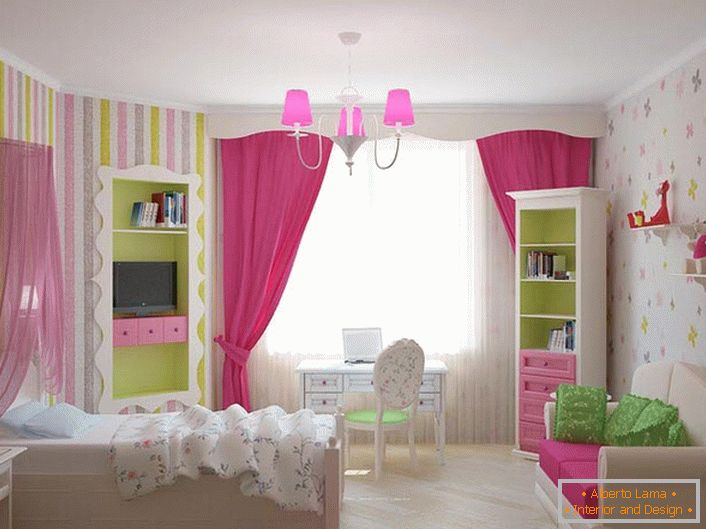 La stanza della giovane principessa è decorata in classici colori da ragazza. Gli accenti di rosa acceso rendono gli interni luminosi e colorati. 