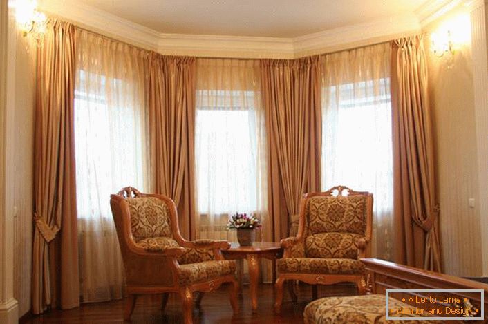Tende di design per un ampio soggiorno con una vetrata in stile classico.