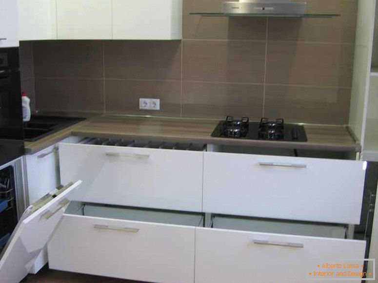 In questo modo è possibile utilizzare mobili da cucina modulari per progettare l'area di lavoro della stanza.