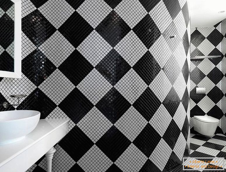 Piastrella di scacchi in bagno