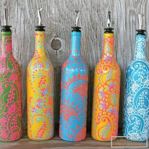 Vasi di bottiglie di vetro a mano con dipinti a mano