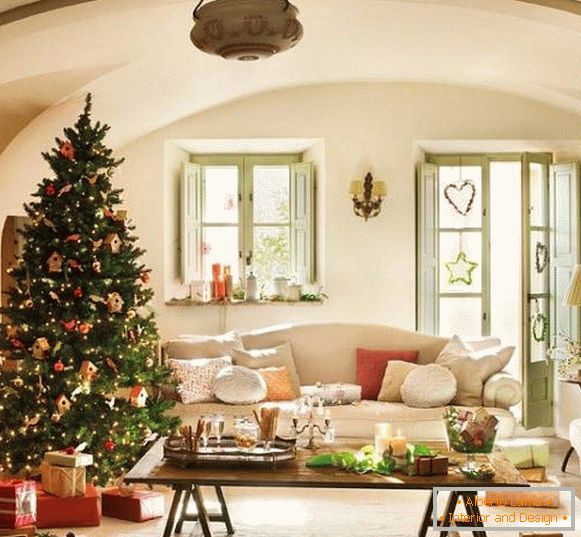 Albero di Natale con decorazioni fatte in casa