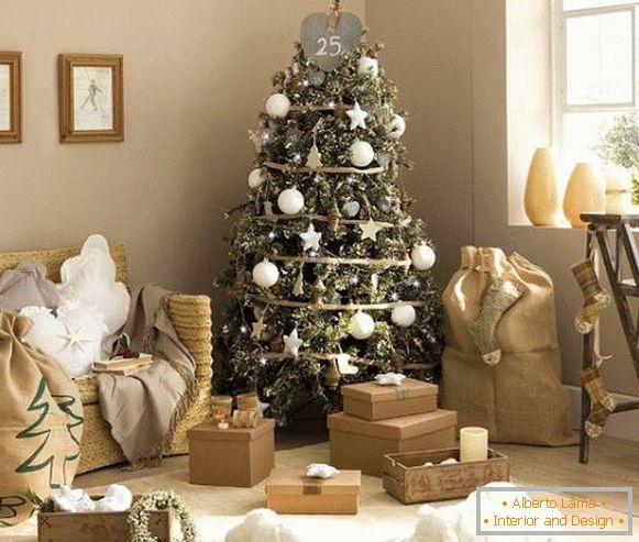 Bello interiore con un albero di Natale