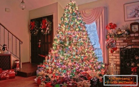 Grande bellissimo albero di Natale