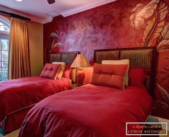 Rosso stucco veneziano foto all'interno della camera da letto