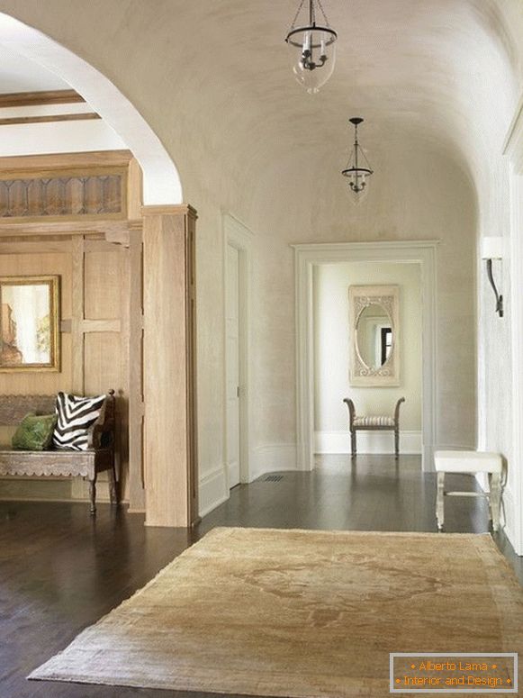 Lussuoso stucco veneziano nella foto del corridoio