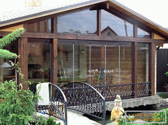 Veranda in legno annesso alla casa фото 1