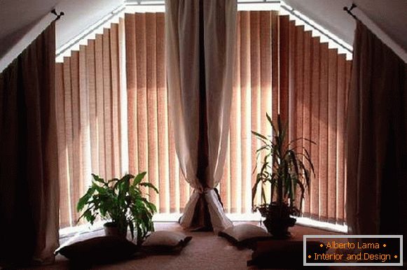 foto verticale della persiana sulla finestra di una forma non standard, foto 6