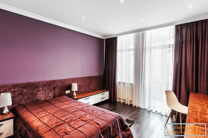 Il soffitto bianco single-tier è una soluzione elegante per una camera da letto in stile Art Nouveau.