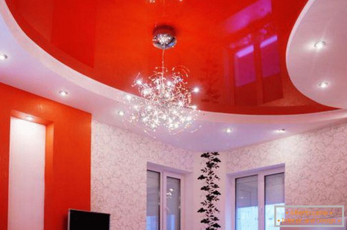 Il raffinato soffitto teso di colore rosso si adatta perfettamente al concetto generale di stile.