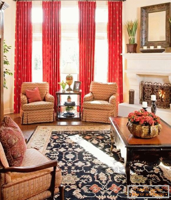 Design del soggiorno con tende rosse