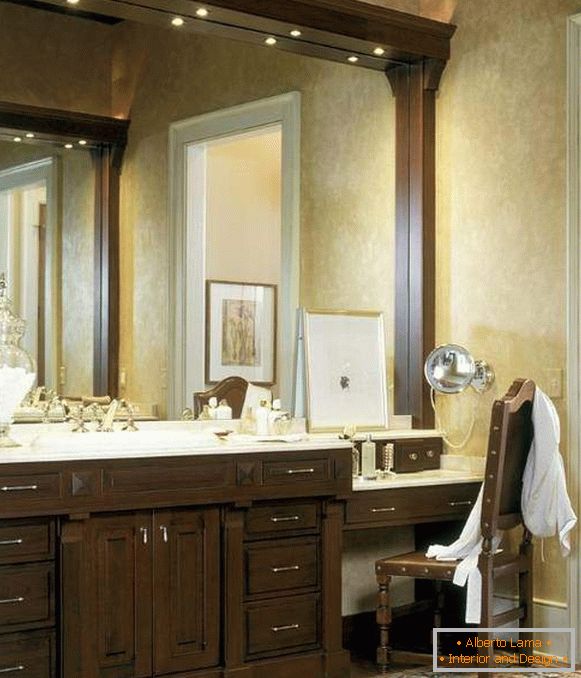 Luce incorporata sopra lo specchio del bagno