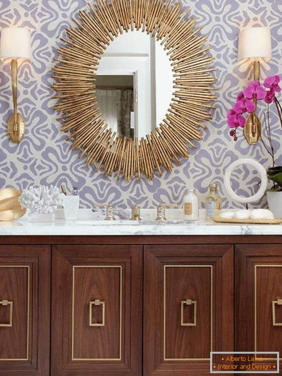 Bello specchio nella foto del bagno