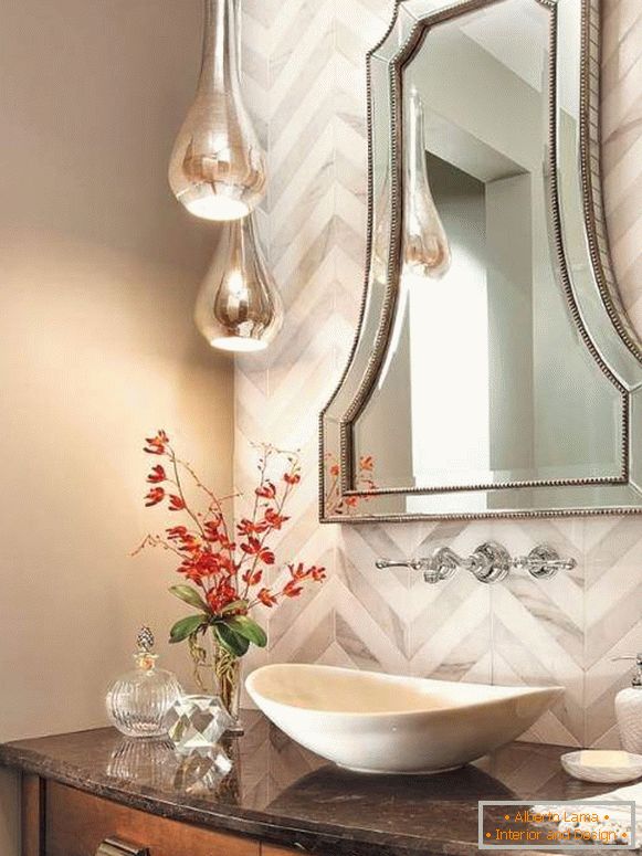 Specchio classico sopra il lavandino in bagno