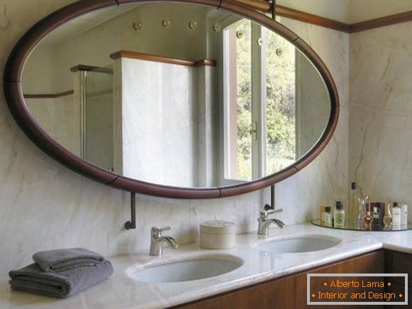 Grande specchio ovale nel bagno