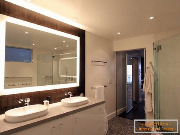 Specchio rettangolare con illuminazione in bagno