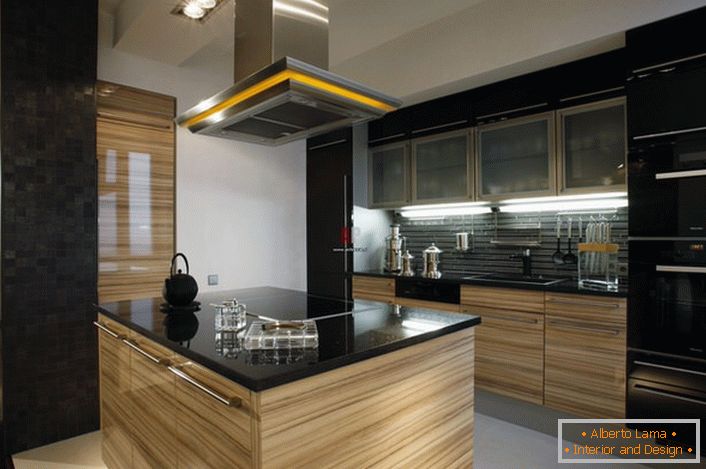 Le cucine nello stile del minimalismo sono attraenti con una corretta pianificazione. Una caratteristica distintiva dello stile è il posizionamento della superficie di lavoro della cucina al centro della stanza.