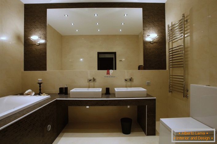 Il bagno in stile minimalista è decorato in tonalità beige chiaro e marrone. 