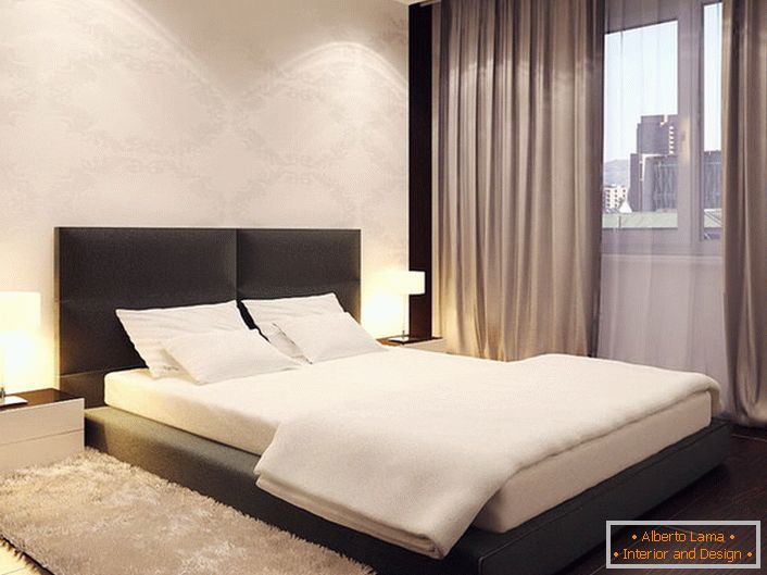 Il letto in stile minimalista ricorda un basso podio. L'alta testata morbida rende il design più morbido e liscio.